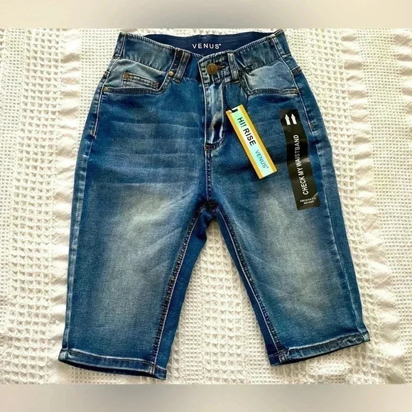 VENUS Pants - NWT Venus Women’s Smooth Fit No Gap Denim Bermuda Shorts Size 4